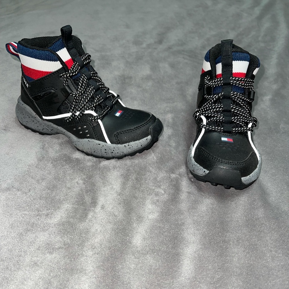 NWT Boy Tommy Hilfiger Trail Mid Boots